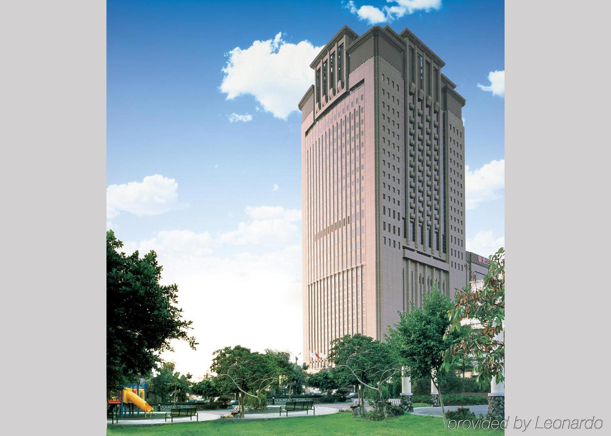 فندق أمباسادور، سنشو مدينة هسينشو المظهر الخارجي الصورة The 30-storey, 100,000-square-meter (111,000 sq yd) headquarters of the National Police Agency in Nagatachō, Osaka