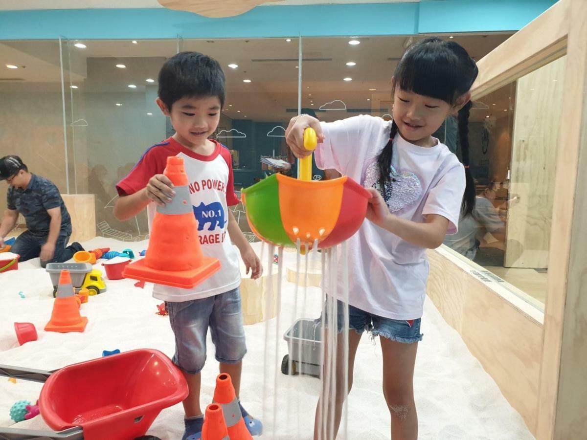 فندق أمباسادور، سنشو مدينة هسينشو المظهر الخارجي الصورة Children playing with water at the Waterworks Museum